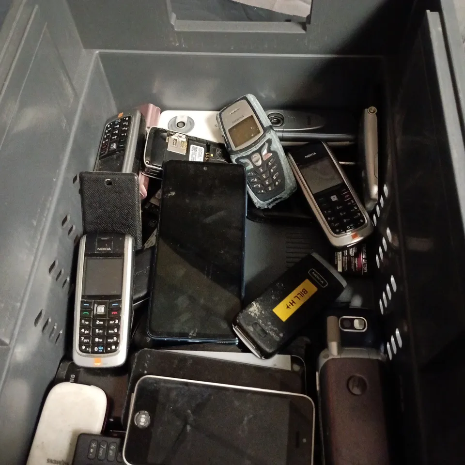 APPROXIMATELY 25 ASSORTED USED PHONES AND PHONE PARTS TO INCLUDE BLACKBERRY, NOKIA, APPLE IPHONE