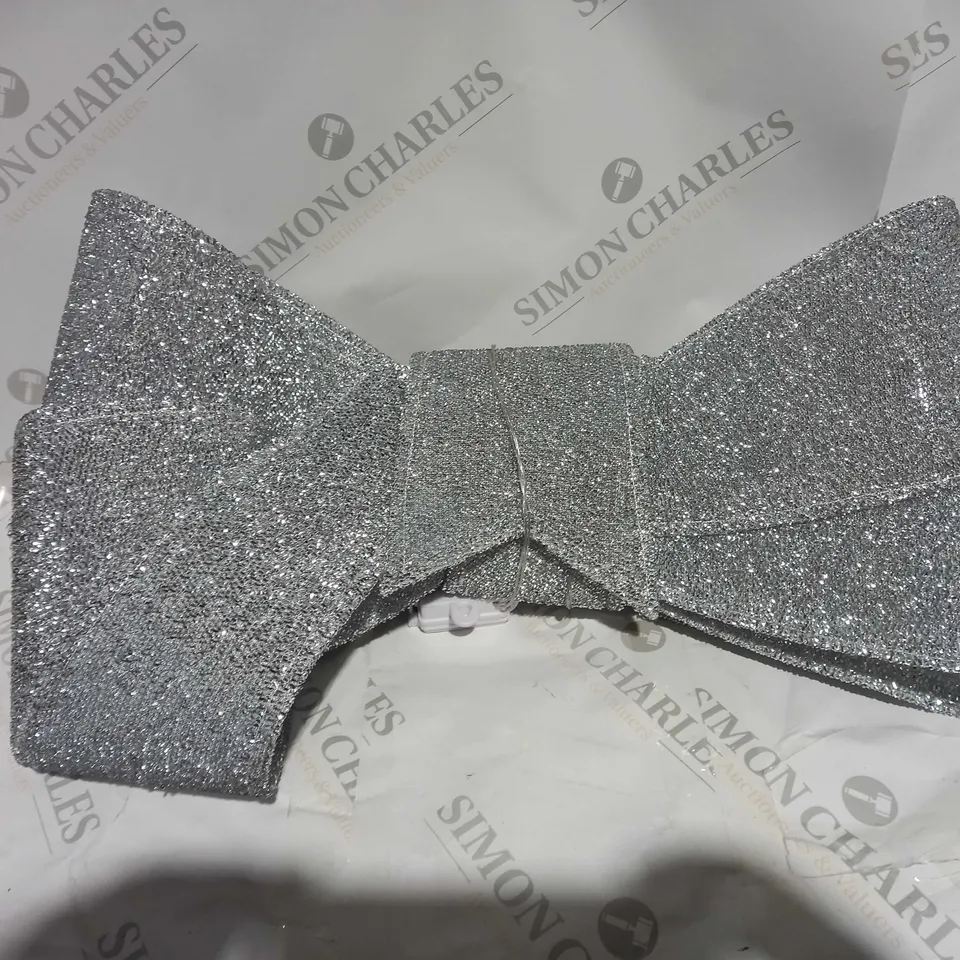 FESTIVE LARGE PRELIT DOOR BOW SILVER