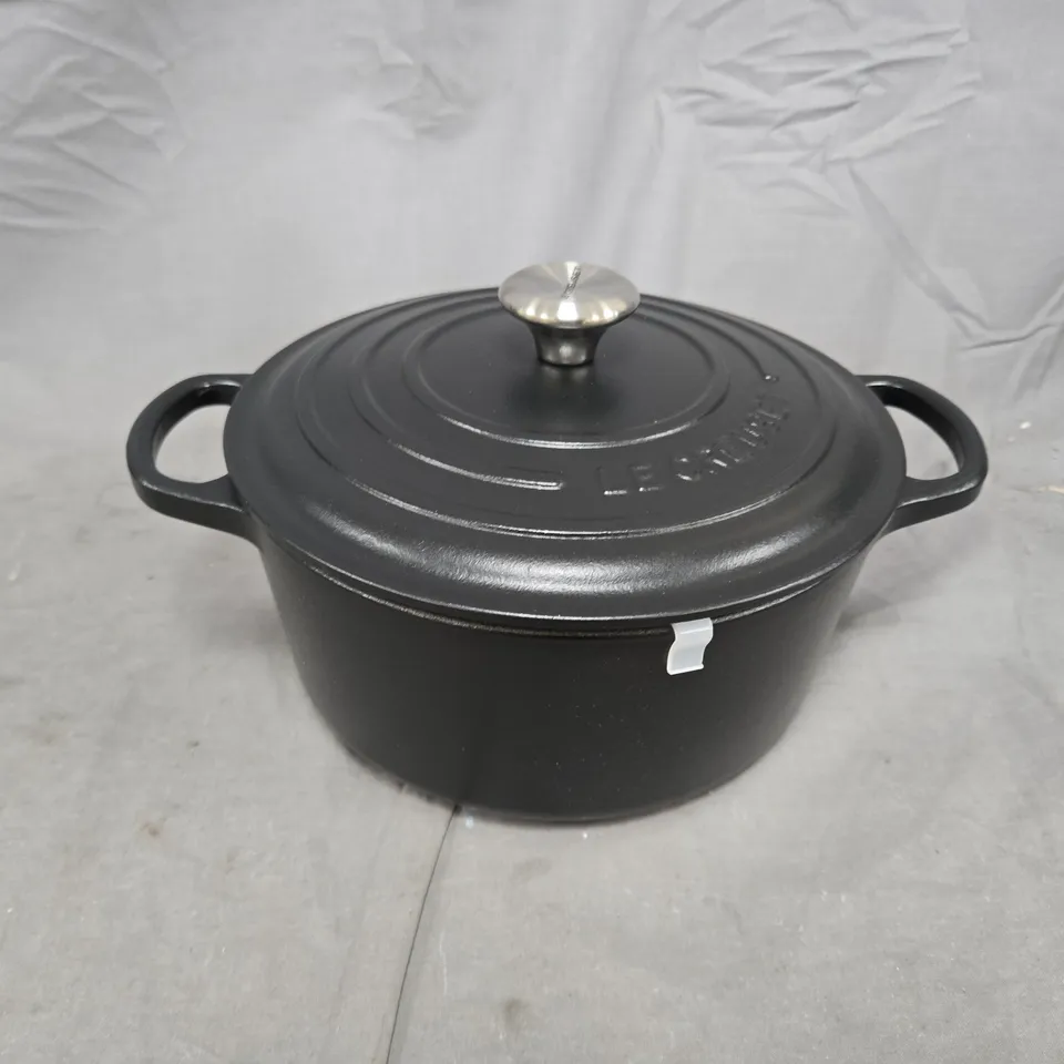 BOXED LE CREUSET SIGNATURE ROUND CASSEROLE/OVEN DISH IN BLACK - COLLECTION ONLY