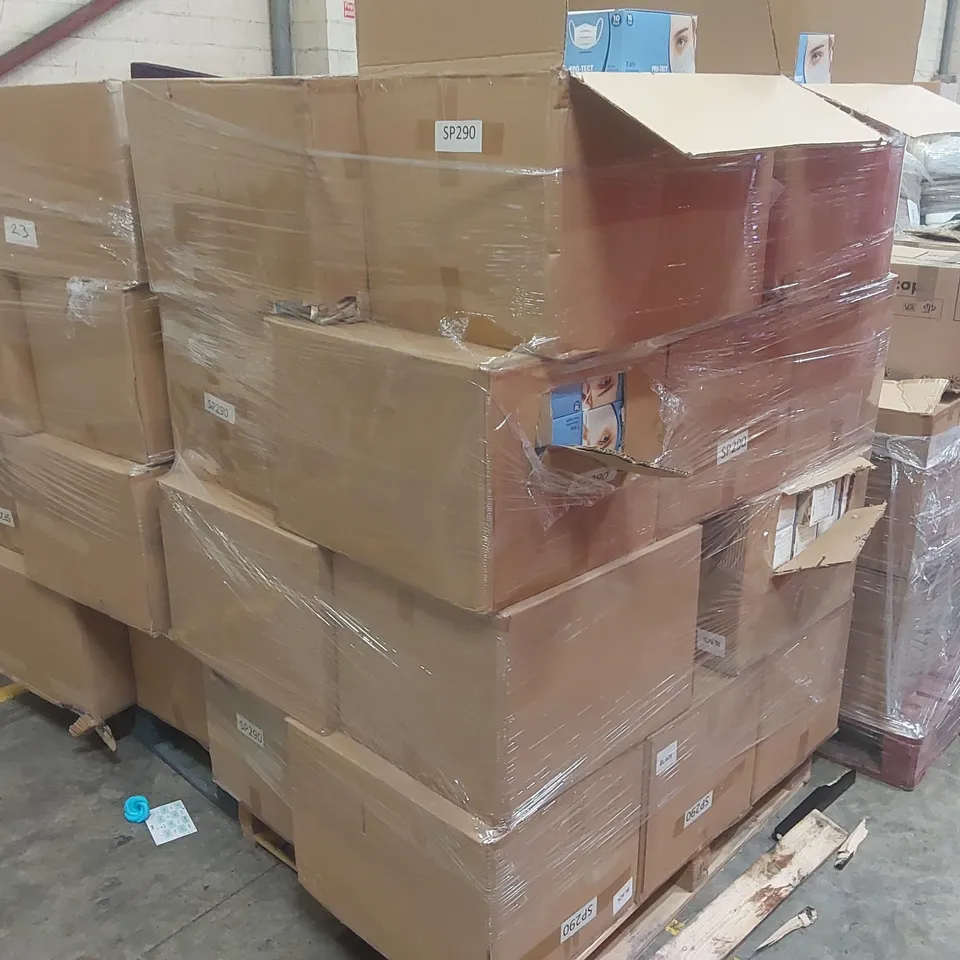 PALLET CONTAINING A VERY LARGE QUANTITY OF MEDICAL FACE MASKS