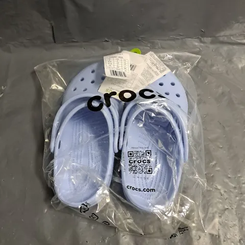 PAIR OF CROCS KIDS CLASSIC CLOGS IN BLUE SIZE J3