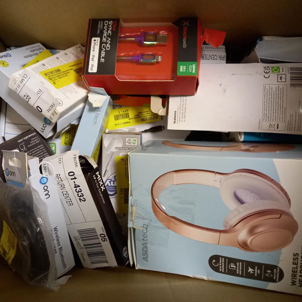 BOX OF APPROXIMATELY 20 ASSORTED HOUSEHOLD ITEMS TO INCLUDE BLACKWEB USB PC HEADSET, JUICE MICRO USB CHARGER, MIXX C10 3 PORT POWER BANK, ETC
