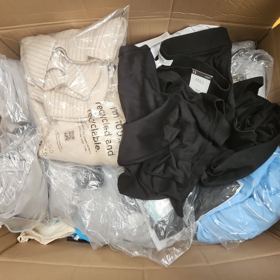 APPROXIMATELY 25 ASSORTED CLOTHING ITEMS IN VARIOUS SIZES, STYLES & COLOURS TO INCLUDE BRANDS SUCH AS UNDER ARMOUR, M&S, NEW LOOK, ETC - COLLECTION ONLY