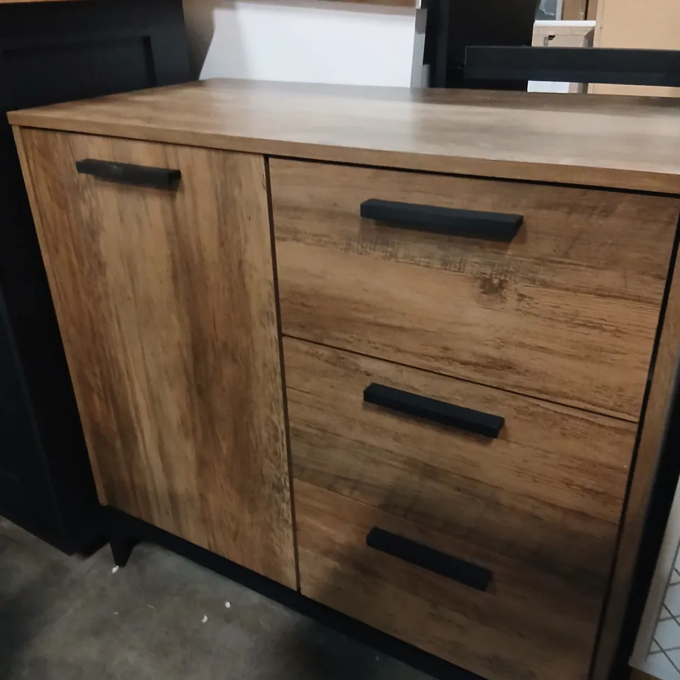 LAURENCE  1 DOOR 3 DRAWER SIDEBOARD KNOTTY OAK