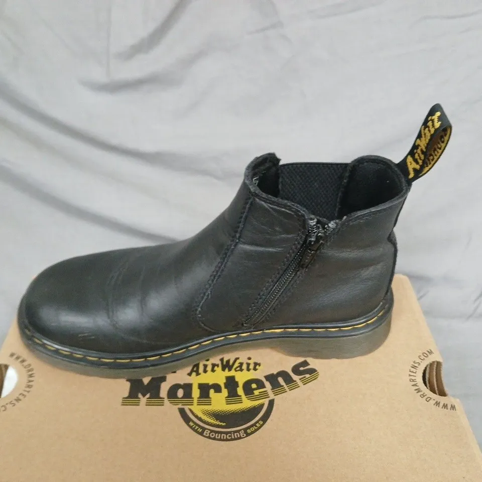 BOXED DR. MARTENS 2976 Y CHELSEA BOOTS IN BLACK, KIDS UK4 