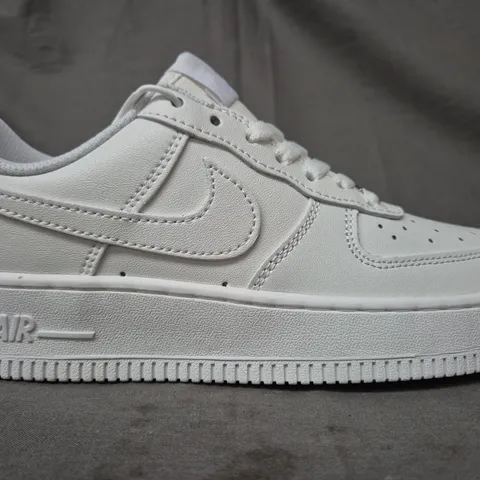 BOXED PAIR OF NIKE AIR FORCE 1 '07 SHOES IN WHITE UK SIZE 4