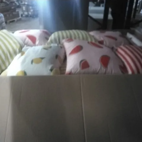 PALLET CONTAINING A LARGE QUANTITY OF CUSHIONS