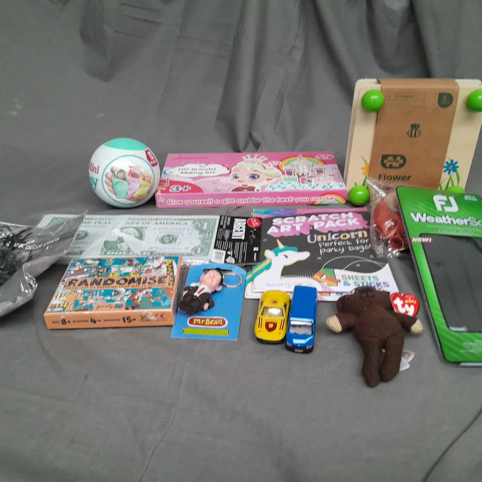 APPROXIMATELY 10 ASSORTED TOYS AND GAMES TO INCLUDE BALLOONS, CARD CAMES AND MR.BEAN