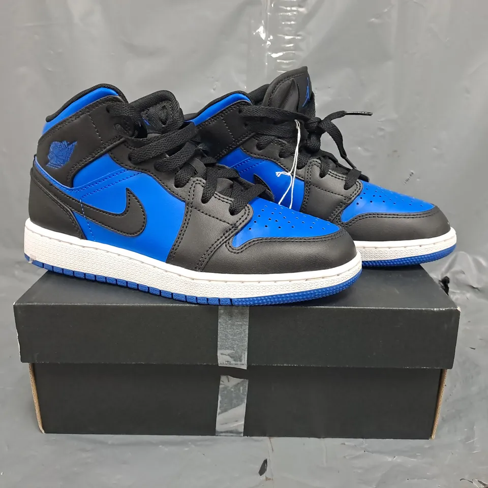 BOXED PAIR OF NIKE AIR JORDAN 1 MID SHOES IN BLACK/BLUE SIZE UK 4