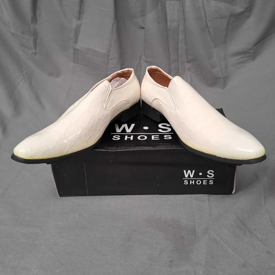 BOX OF APPROXIMATELY 10 PAIRS OF MENS SHOES IN WHITE - VARIOUS SIZES