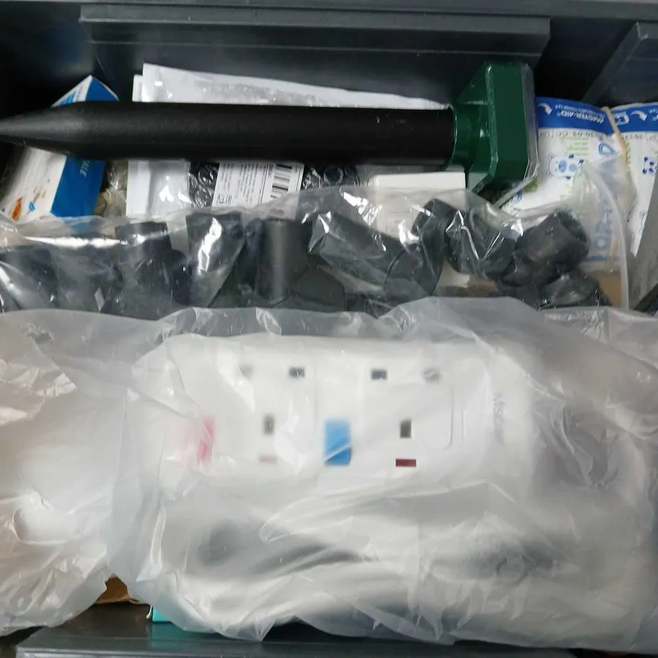 APPROXIMATELY 15 ASSORTED HOUSEHOLD ITEMS TO INCLUDE MINI EXTENSION LEAD, COLD EYE COMPRESS, COTTON, ETC