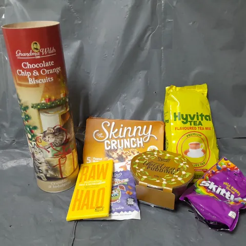 APPROXIMATELY 15 ASSORTED FOOD & DRINK ITEMS TO INCLUDE SKINNY CRUNVH BARS, SKITTLES WILD BERRY, CHRISTMAS PUDDING, ETC