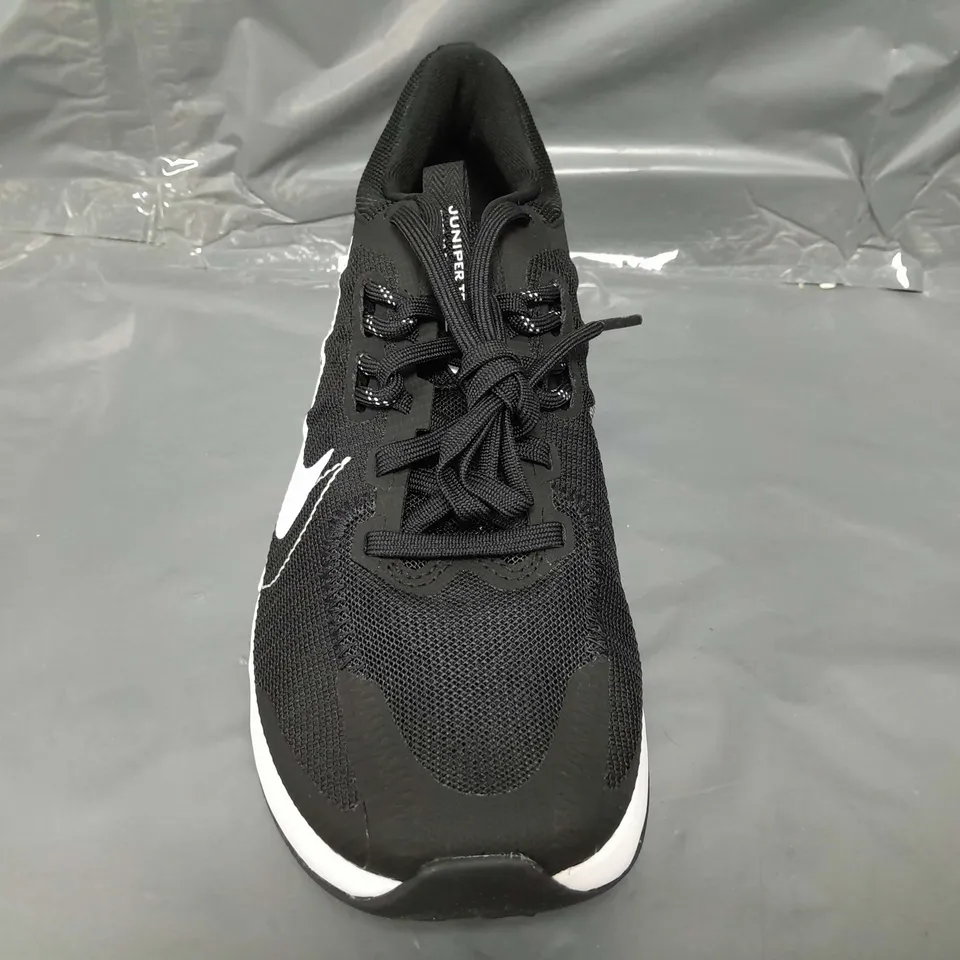 BOXED PAIR OF NIKE JUNIPER TRAIL SHOES IN BLACK/WHITE UK SIZE 6.5