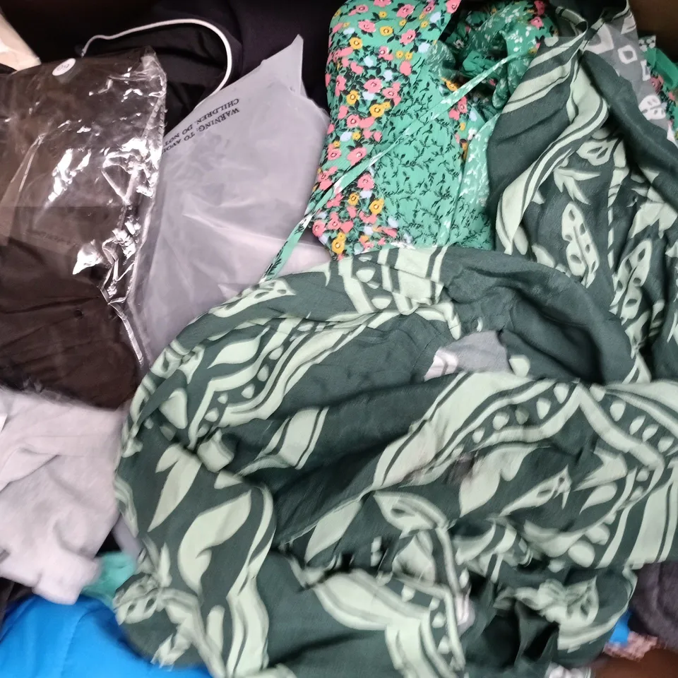 APPROXIMATELY 20 ASSORTED CLOTHING AND FASHION PRODUCTS IN VARIOUS STYLES AND SIZES - COLLECTION ONLY