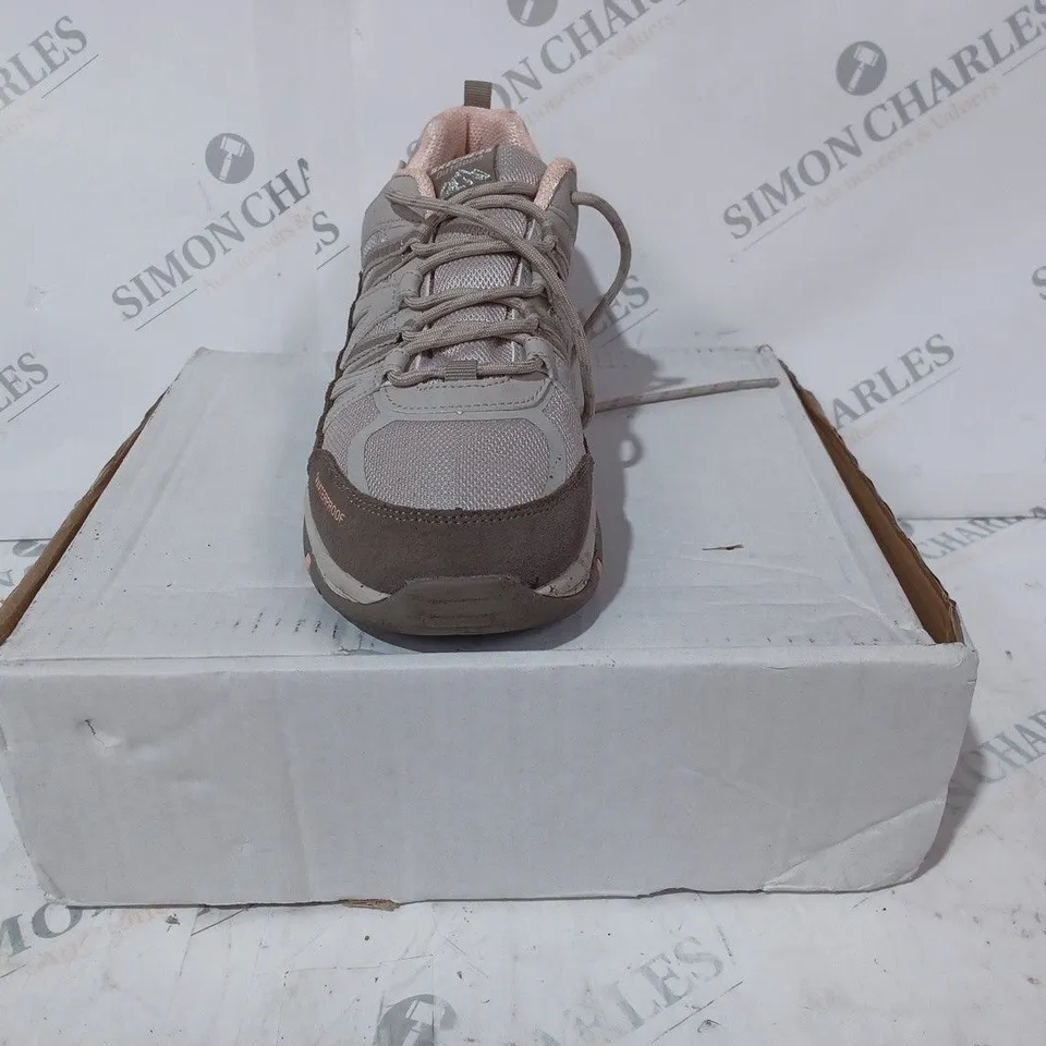 BOXED PAIR OF SKECHERS TREGO WATERPROOF HIKING BOOTS IN TAUPE - SIZE 6