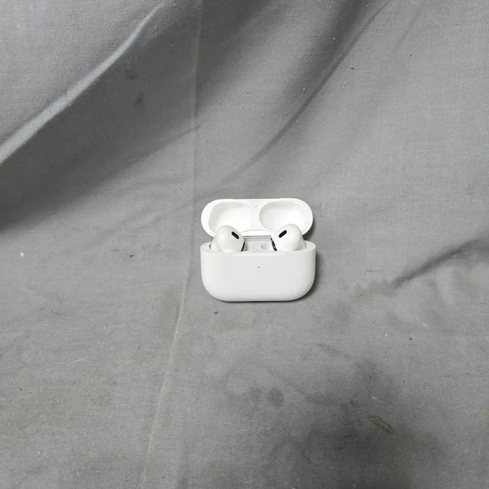 WHITE EARBUDS WITH CHARGING CASE