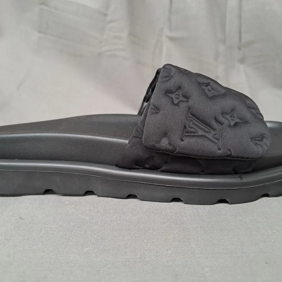 PAIR OF LOUIS VUITTON PARIS SLIDERS IN BLACK EU SIZE 41