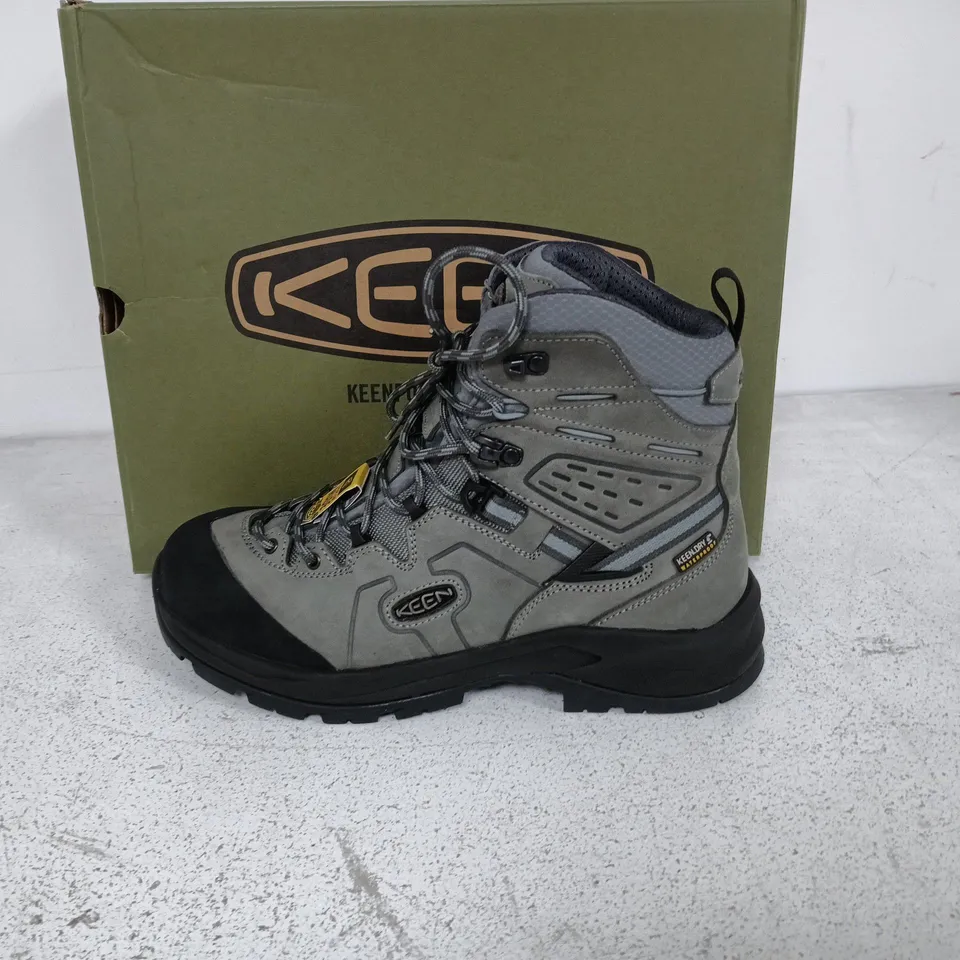 BOXED PAIR OF KEEN KARRAIG MID WP BOOTS IN GREY - UK 7