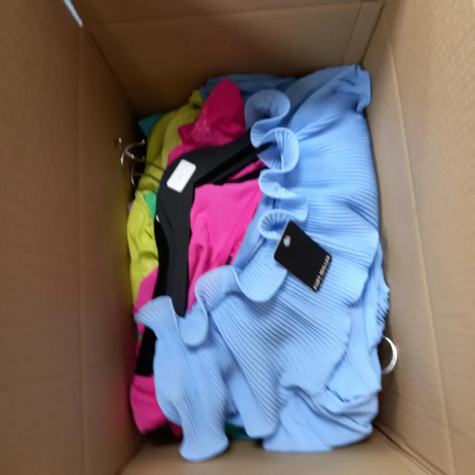 BOX OF APPROXIMATELY 10 CLOTHING ITEMS TO INCLUDE DRESSES, TOPS, SHORTS ETC
