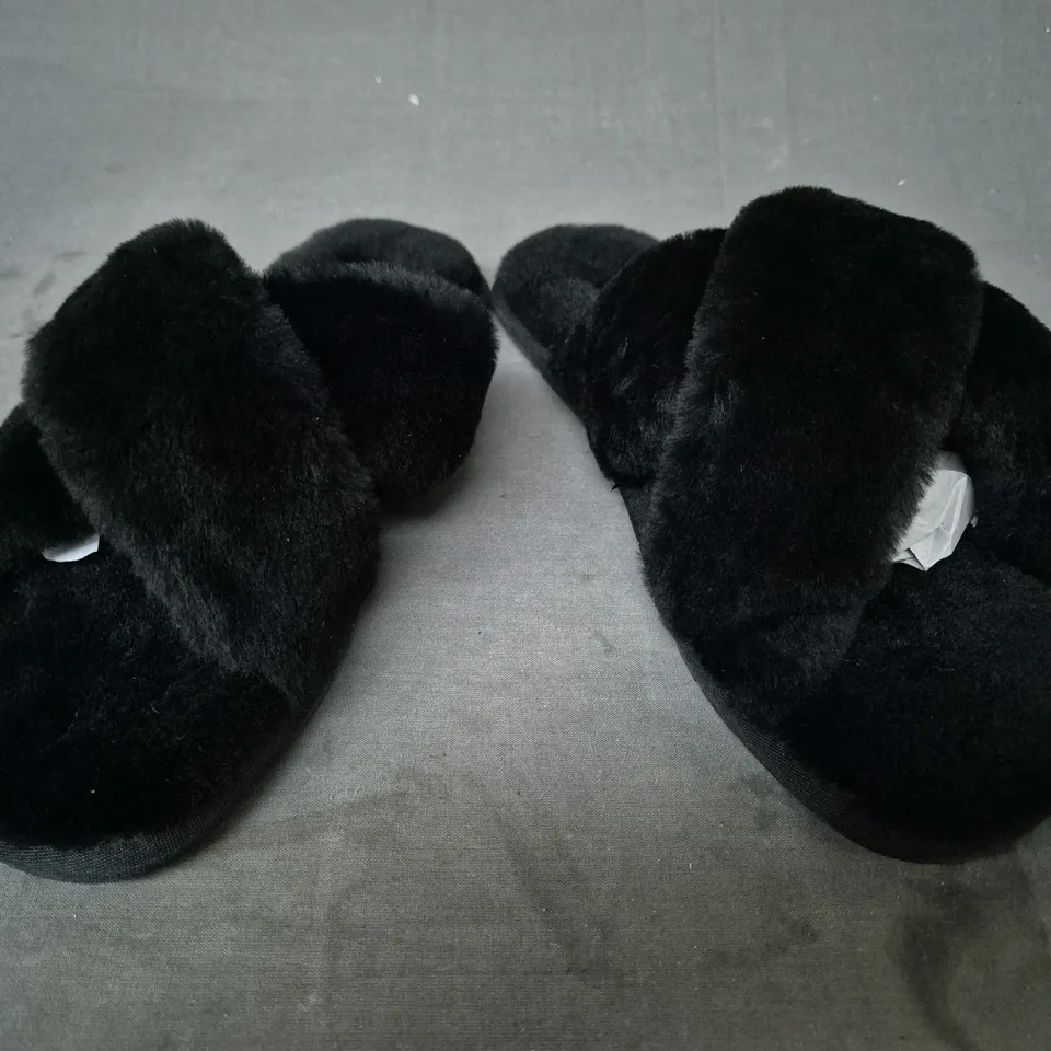 BOXED PAIR OF AUS WOOLIE OPEN TOE SLIPPER SANDALS IN BLACK UK SIZE 6