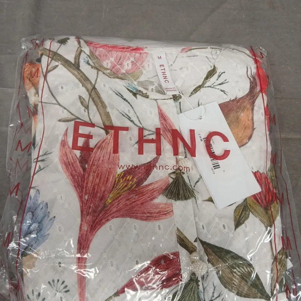 BAGGED ETHNC FLORAL EMBROIDERED SUIT IN WHITE MULTI - MEDIUM