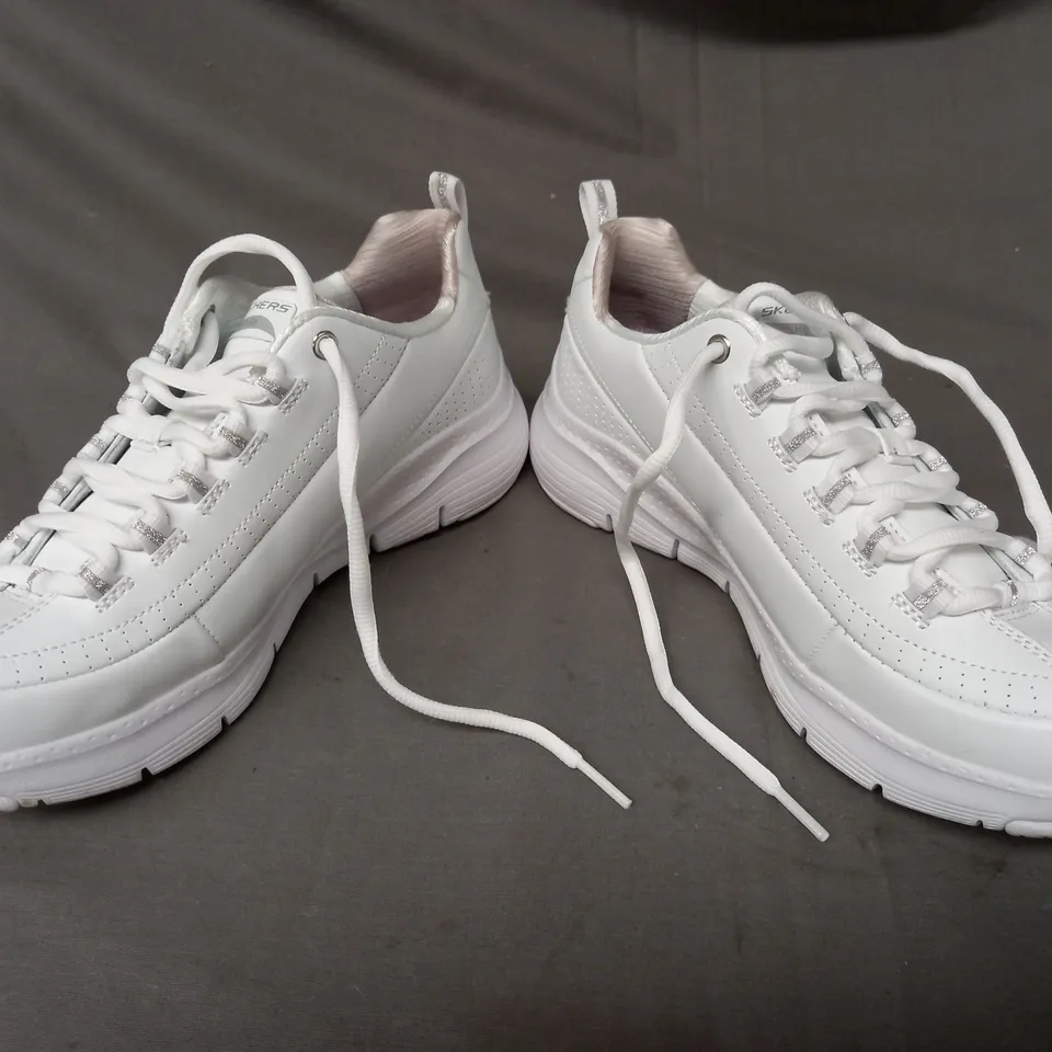BOXED PAIR OF SKECHERS ARCH FIT TRAINERS IN WHITE SIZE 5