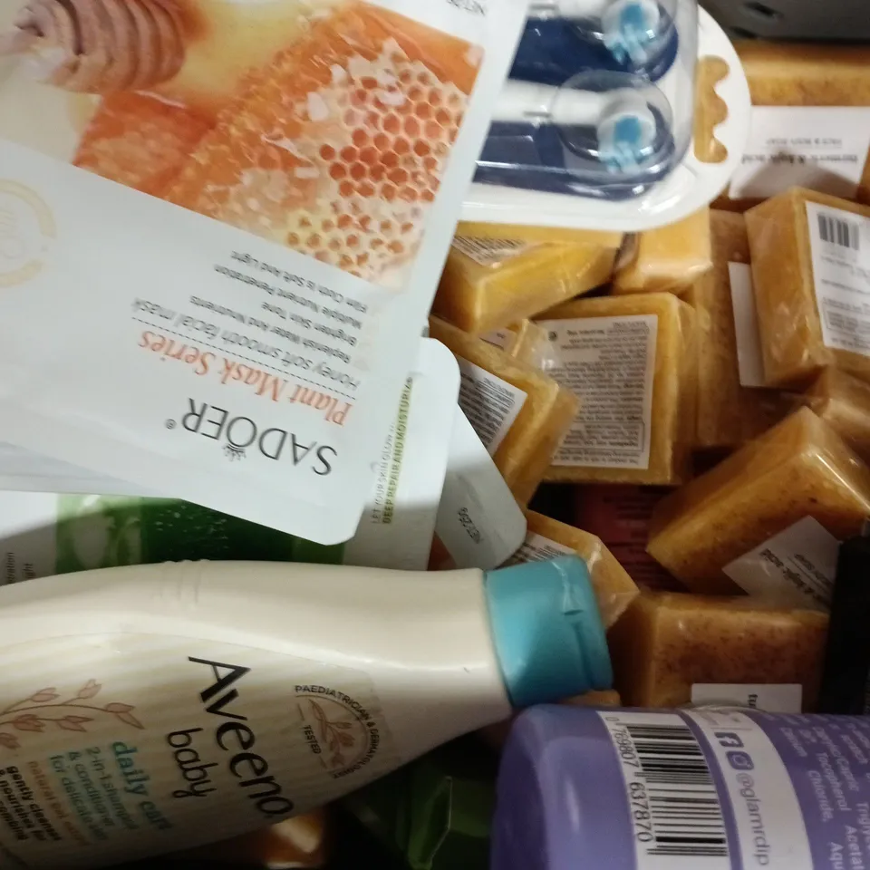 APPROXIMATELY 15 ASSORTED COSMETIC ITEMS TO INCLUDE GARNIER, FACE & BODY SOAP, ETC - COLLECTION ONLY