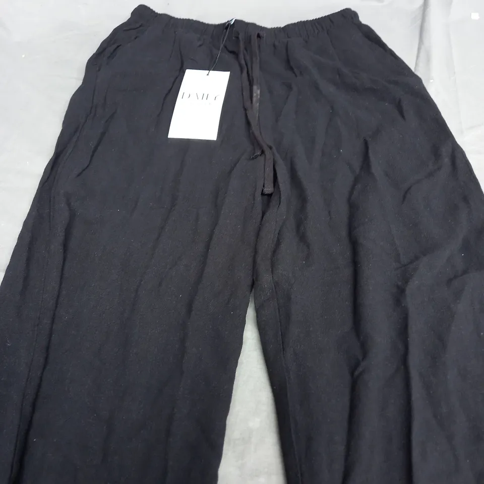 STRADIVARIUS DAILY TROUSERS IN BLACK - XS