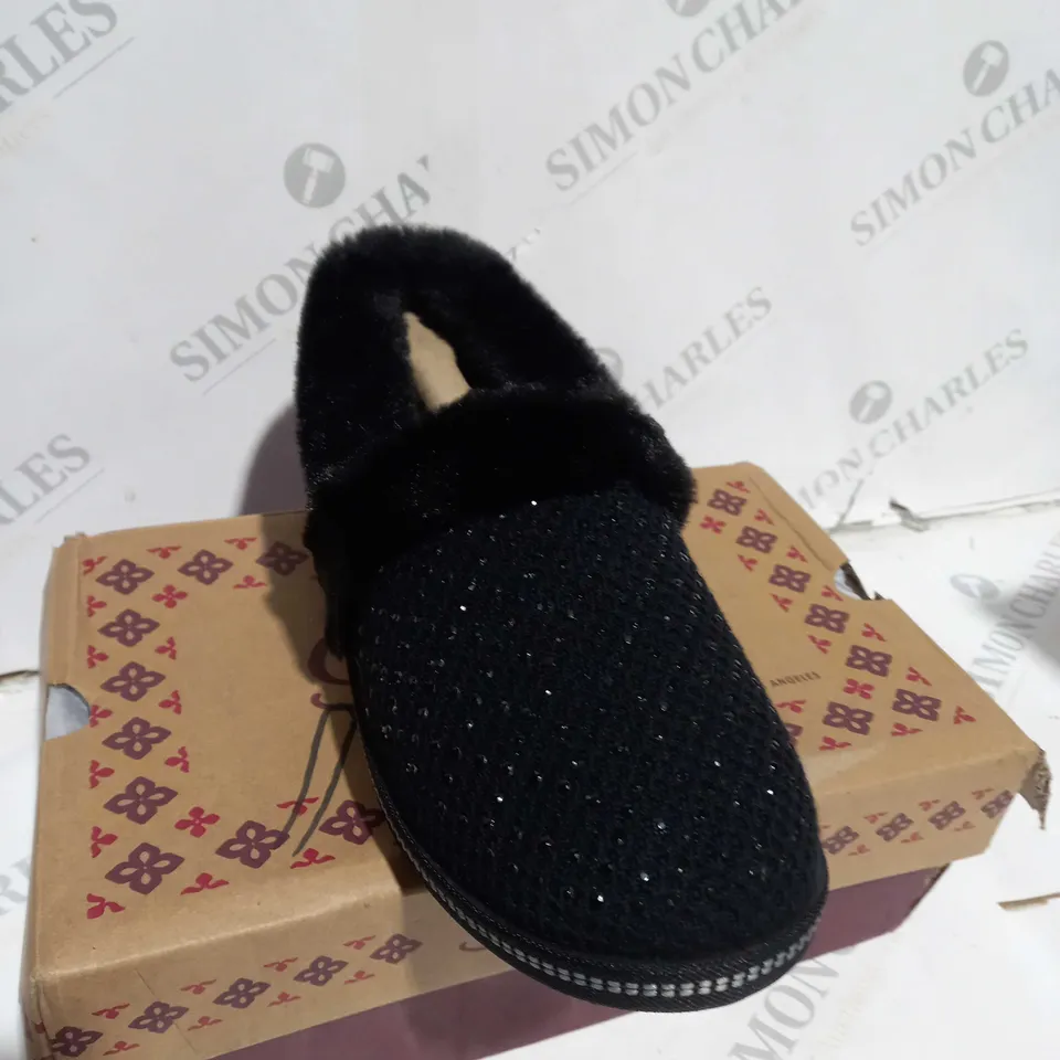 BOXED PAIR OF SKECHERS COZY SLIPPERS IN BLACK SIZE 4.5