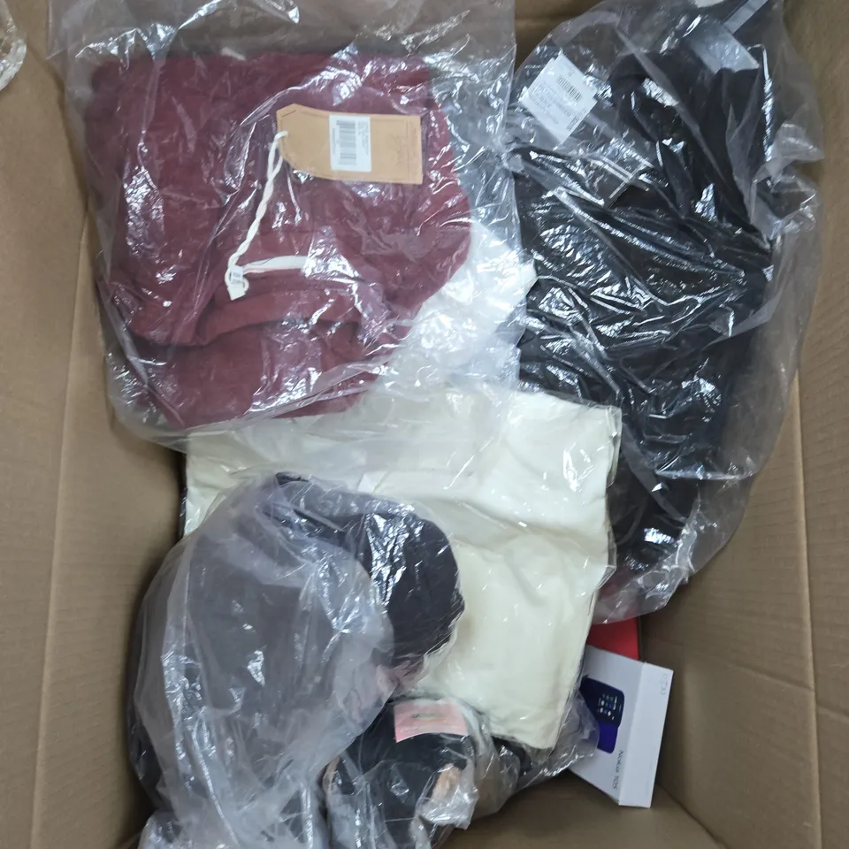 APPROXIMATELY 15 ASSORTED HOUSEHOLD PRODUCTS TO INCLUDE CLOTHING, DIFFUSER, TOWEL ETC 