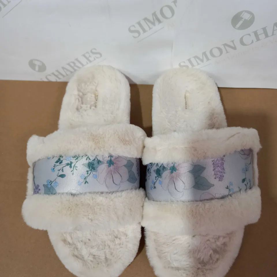 VIONIC FLORAL DESIGN WHITE FLUFFY SLIPPERS, SIZE 7 UK