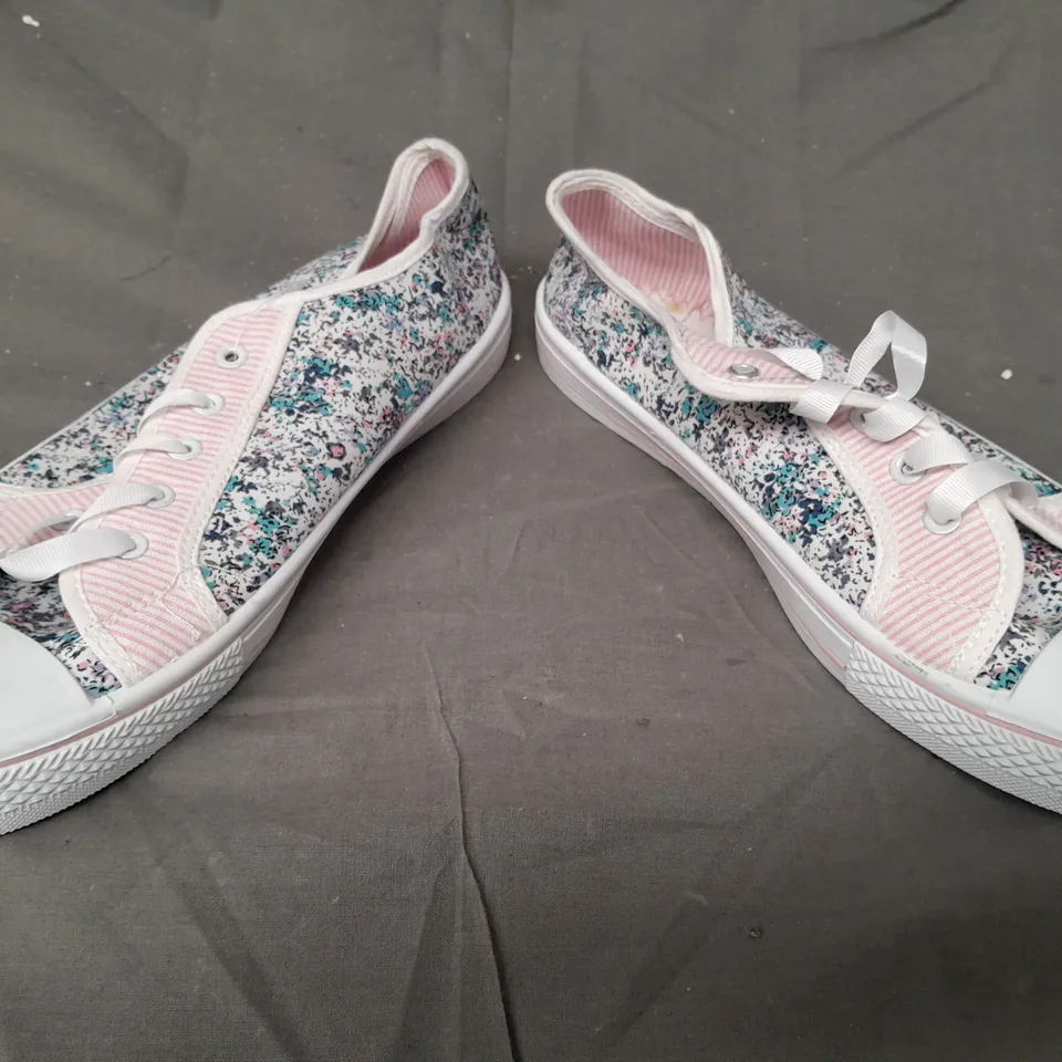 BOX OF APPROXIMATELY 10 PAIRS OF DESIGNER LACE UP SHOES IN FLORAL PRINT - VARIOUS SIZES
