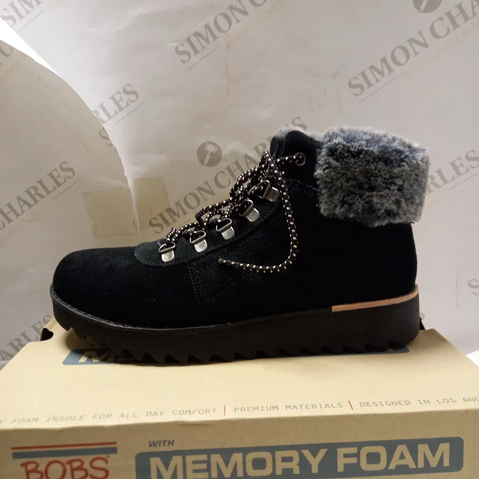 SKETCHERS MOUNT SEUDE HIKING BOOTS SIZE 6