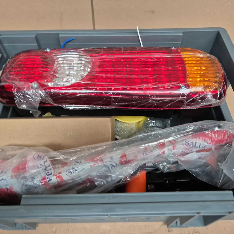 APPROXIMATELY 5 ASSORTED VEHICLE PARTS & ACCESORIES