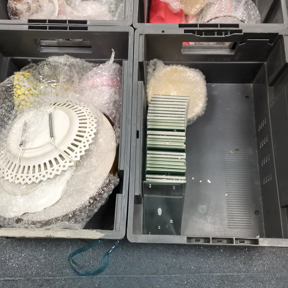 LOT OF APPROXIMATELY 25 ASSORTED HOME CERAMIC, GLASS AND PORCELAIN ITEMS TO INCLUDE GLASSES, JUGS AND SELF ADHESIVE GLASS TILES