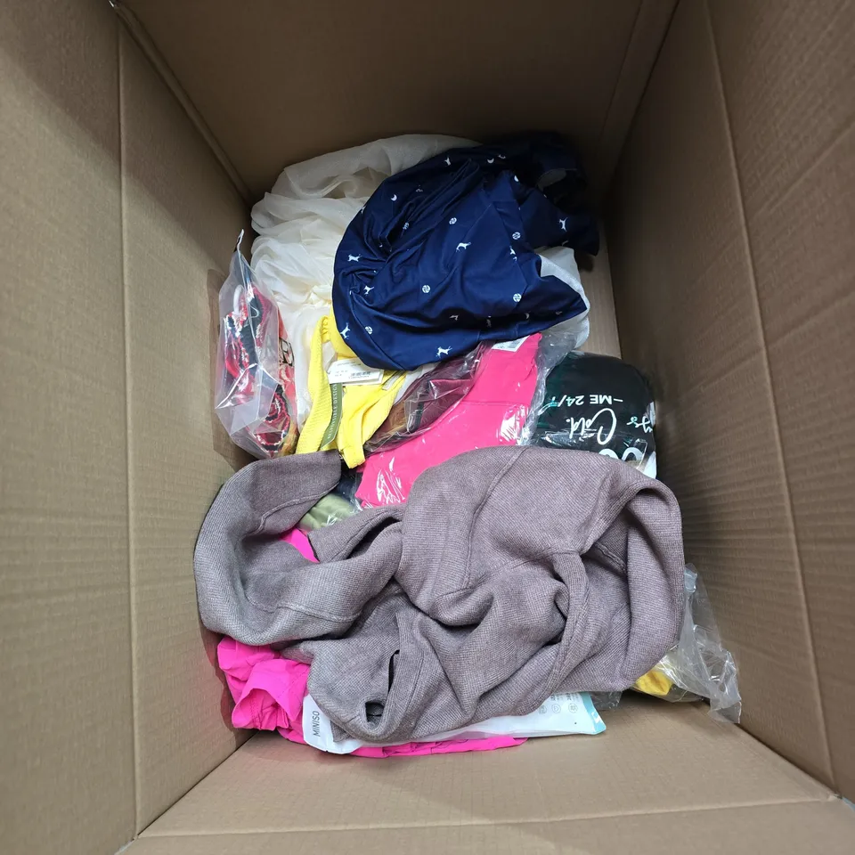 BOX OF APPROIXMATELY 10 ASSORTED CLOTHING ITEMS TO INCLUDE SOCKS, PINK XMAS T SHIRT, WHITE JUMPER WITH POCKETS, PYJAMAS ETC