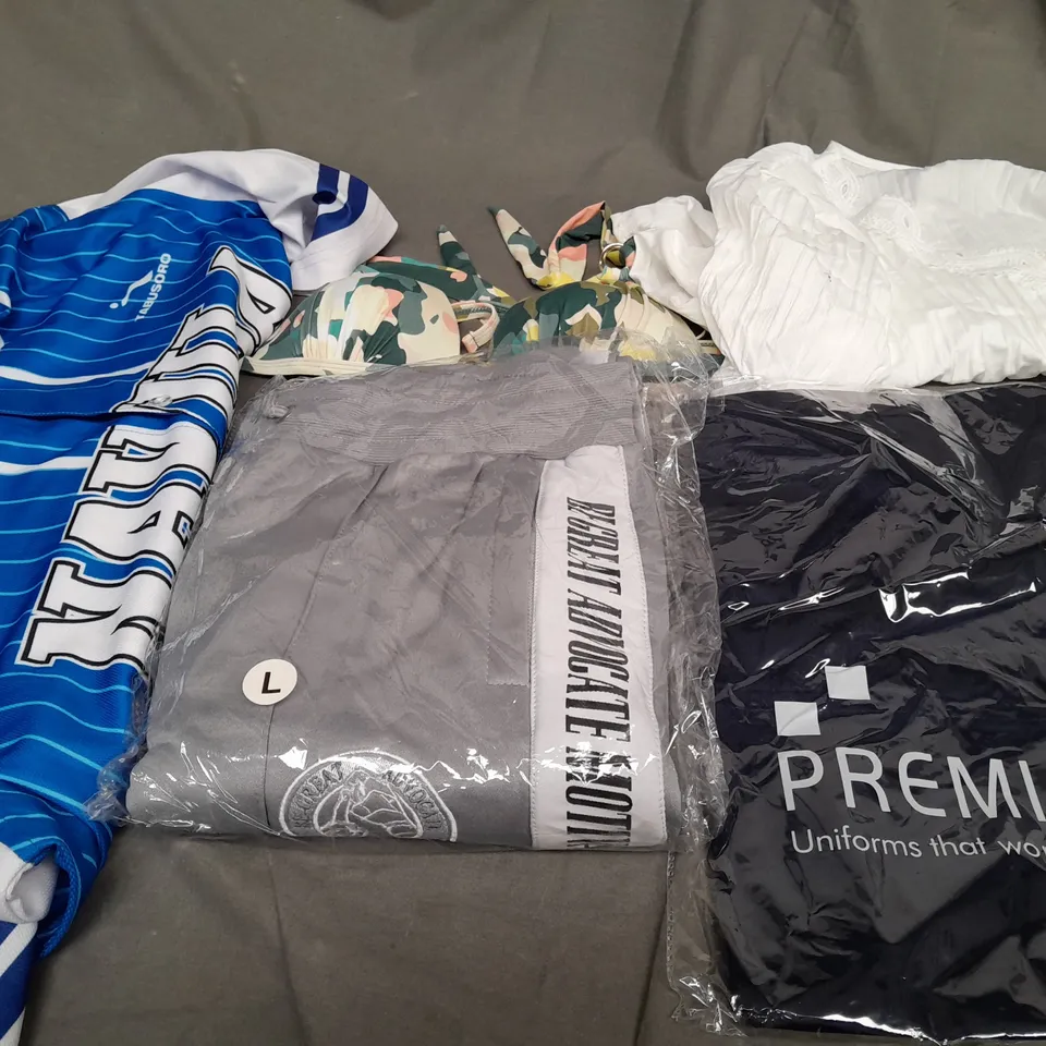 BOX OF APPROXIMATELY 25 ASSORTED CLOTHING ITEMS TO INCLUDE - BIKINI TOP - TOP - TROUSERS ETC