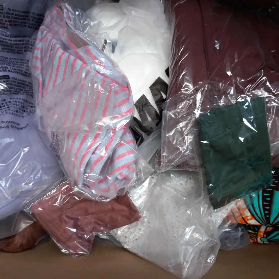 BOX OF APPROXIMATELY 20 ASSORTED CLOTHING AND FASHION ITEMS IN VARIOUS COLOURS, STYLES, AND SIZES - COLLECTION ONLY