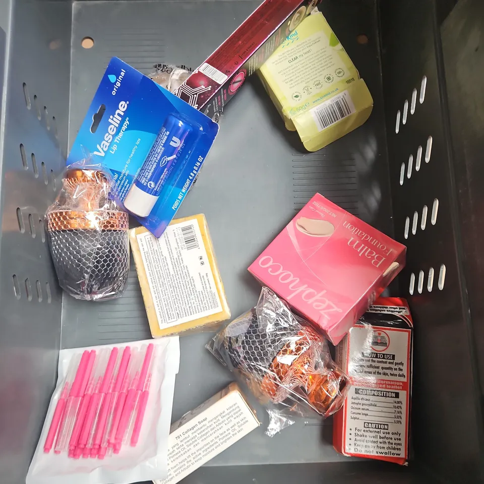 APPROXIMATELY 20 ASSORTED HEALTH & BEAUTY PRODUCTS TO INCLUDE - ESTRID EXFOLIANT - NUXE MULTI PURPOSE DRY OIL - SHISEIDO SUNCARE STICK - ETC