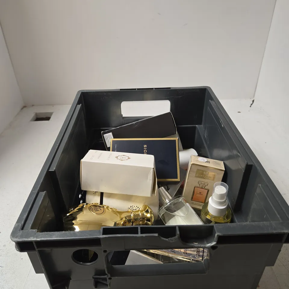 TOTE OF APPROXIMATELY 20 ASSORTED FRAGRANCE ITEMS LIBERO, SIGNATURE AXIS PARIS, SUNNY DAISE, ARAMIC, MERYAM ETC
