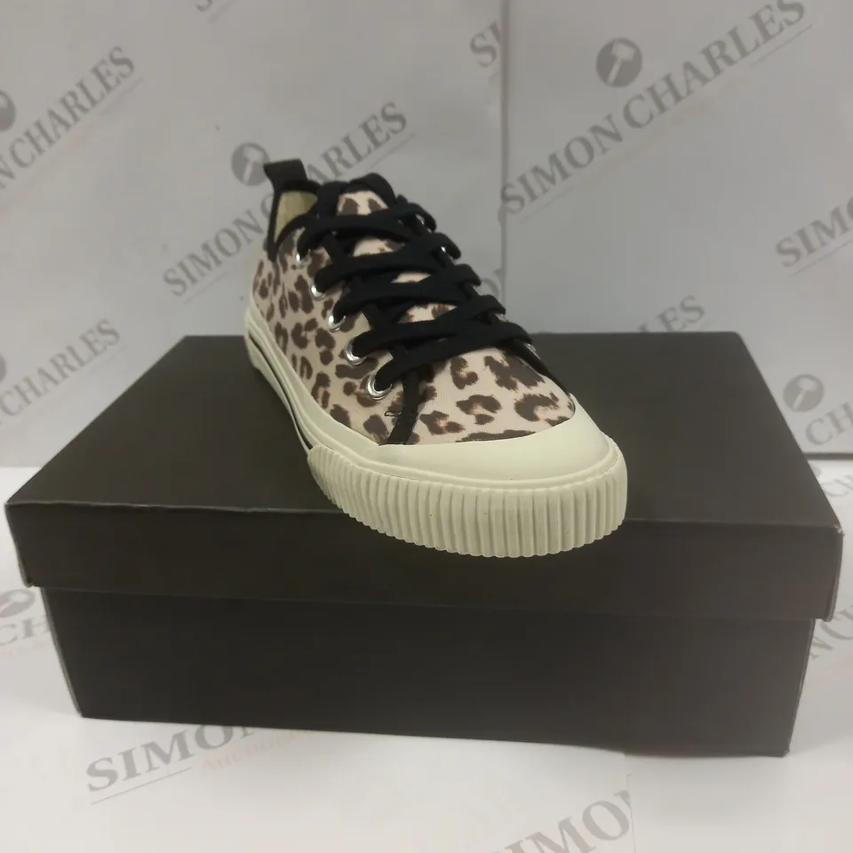 BOXED PAIR OF LEYTON CANVAS TRAINERS UK SIZE 6