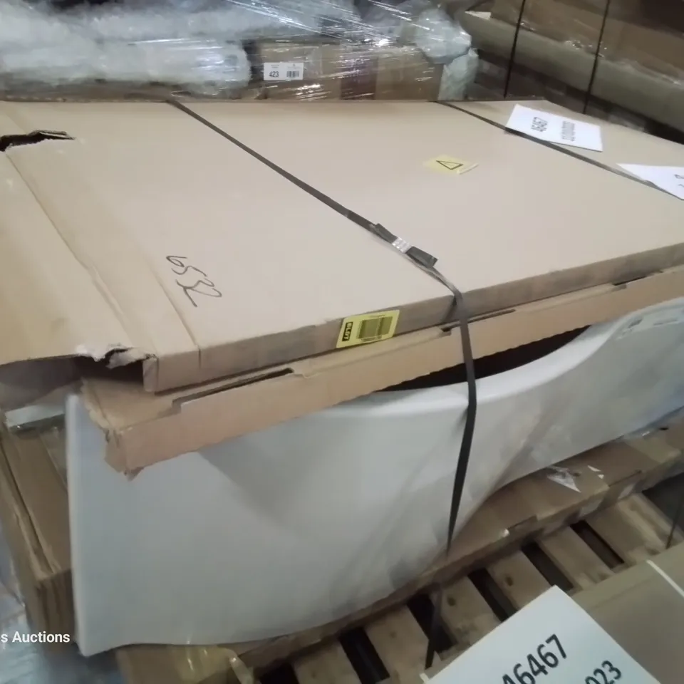PALLET OF ASSORTED BATHROOM ITEMS, INCLUDING BATH, BATH FRONT, L SHAPED SHOWER BATH SCREEN, 
