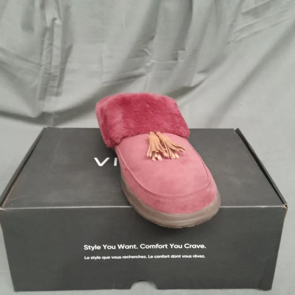 BOXED PAIR OF VIONIC PERRIN SLIPPERS IN SHIRAZ SIZE 7 