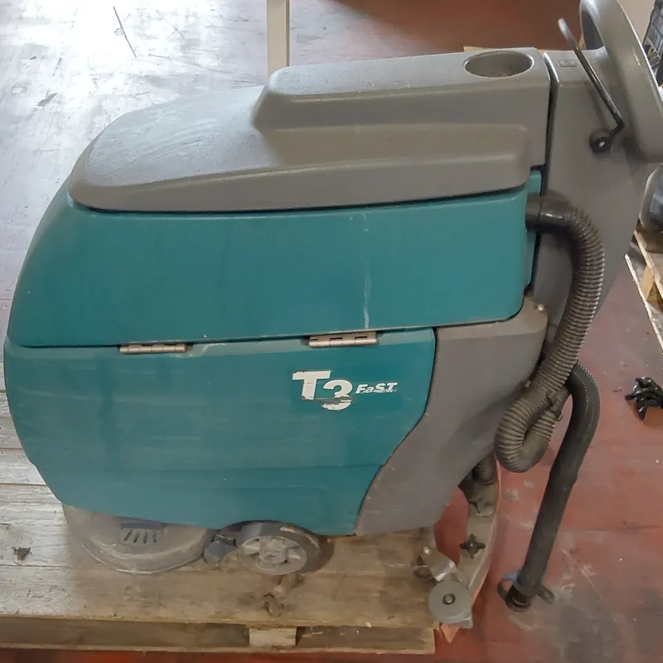 TENNANT T3 FAST COMMERCIAL FLOOR SCRUBBER 