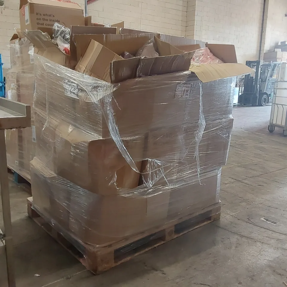 PALLET CONTAINING A LARGE QUANTITY OF BRAND NEW ASSORTED PRODUCTS INCLUDING: JEANS, JUMPERS, BIKINIS, SHIRTS, PARKA COAT ECT