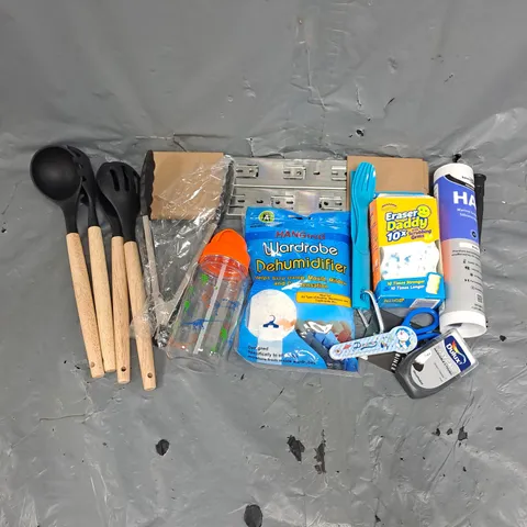 APPROXIMATELY 15 HOUSEHOLD ITEMS TO INCLUDE ERASER DADDY, KITCHEN UTENSILS, HANGING WARDROBE DEHUMIDIFIER, ETC - COLLECTION ONLY