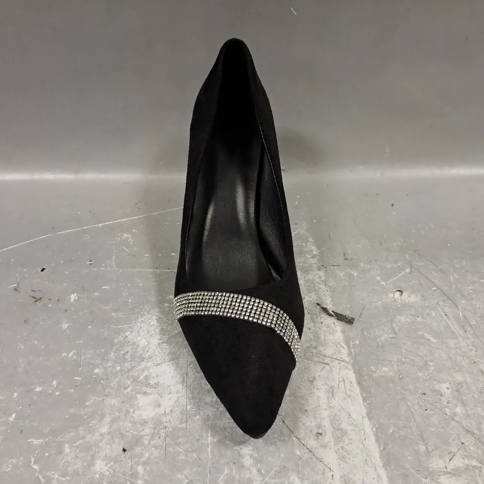 BOXED PAIR OF UNBRANDED POINTED TOE BLOCK HEEL SHOES IN BLACK W. DIAMANTE EFFECT EU SIZE 38