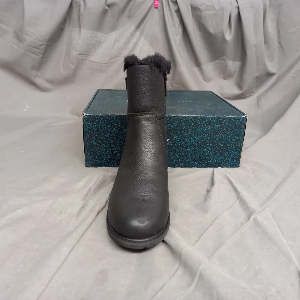 EMU AUSTRALIA BYRON ZIP BOOT IN BLACK SIZE 7
