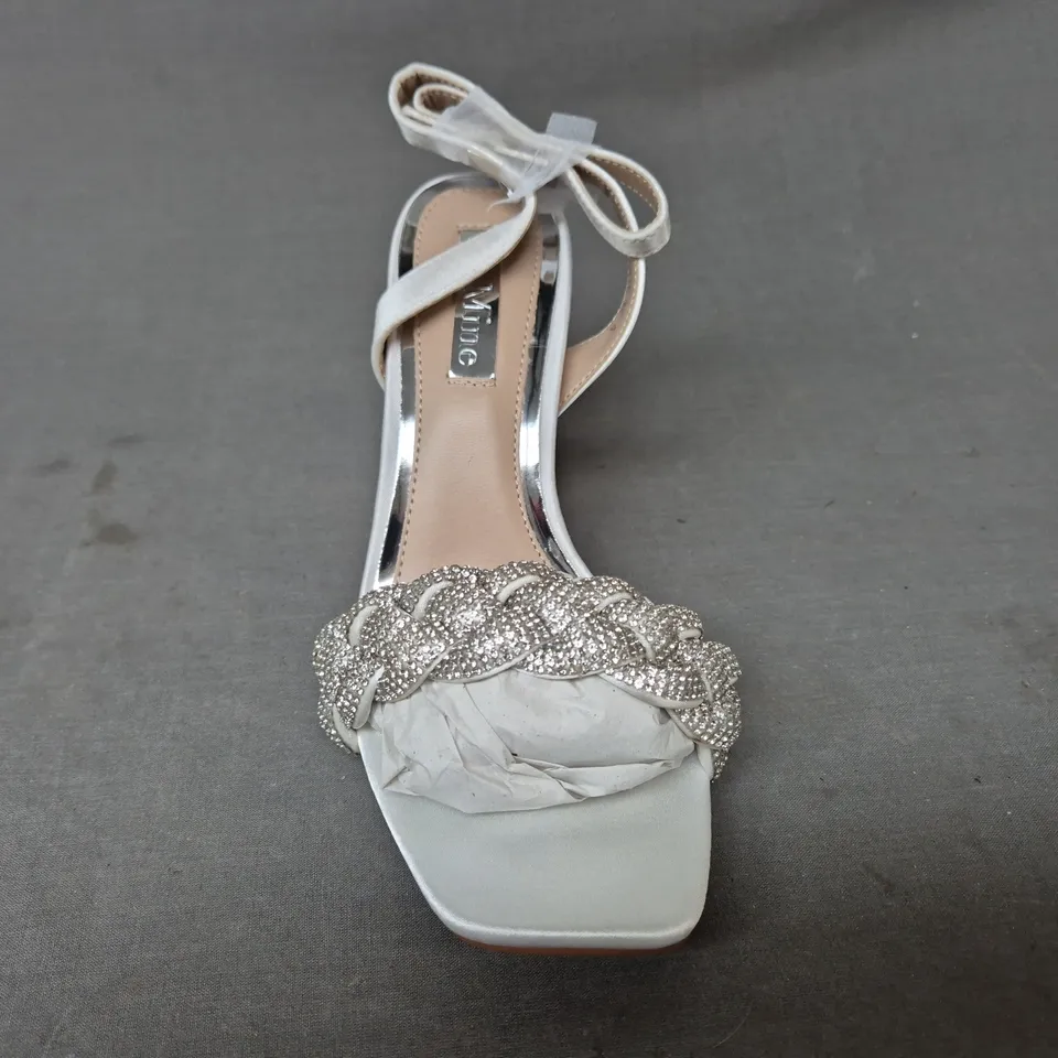 BOXED PAIR OF BE MINE OPEN TOE WIDE FIT BRIDAL BLOCK HEEL SANDALS IN IVORY UK SIZE 4