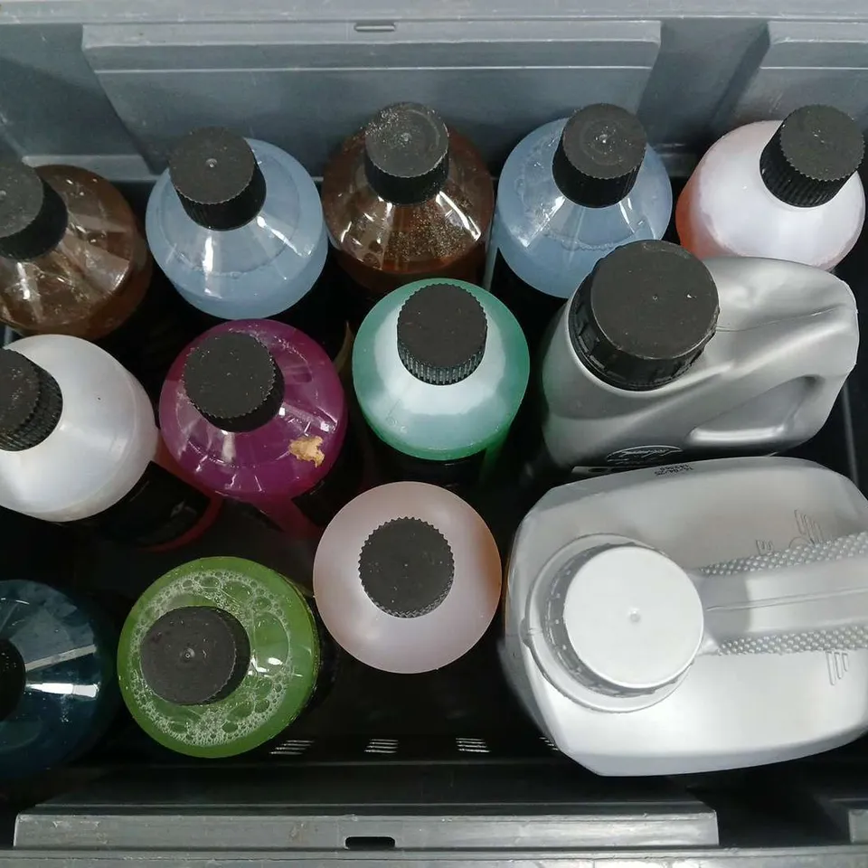 APPROXIMATELY 15 ASSORTED LIQUIDS TO INCLUDE EZCARCARE CITRUS WASH, SILVERHOOK ENGINE OIL, CARLUBE, ETC - COLLECTION ONLY